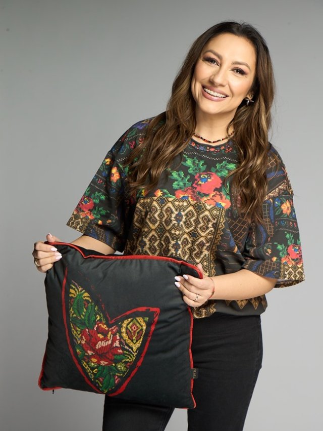 piesele-vestimentare-reinterpretează-într-un-mod-modern-elemente-din-ținutele-tradiționale-românești. În colecție nu sunt doar haine, ci și perne și tablouri