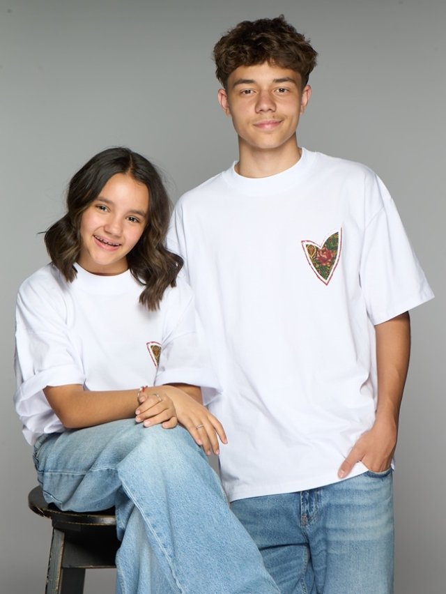 piesele-vestimentare-reinterpretează-într-un-mod-modern-elemente-din-ținutele-tradiționale-românești. Este susținută de familie în acest proiect