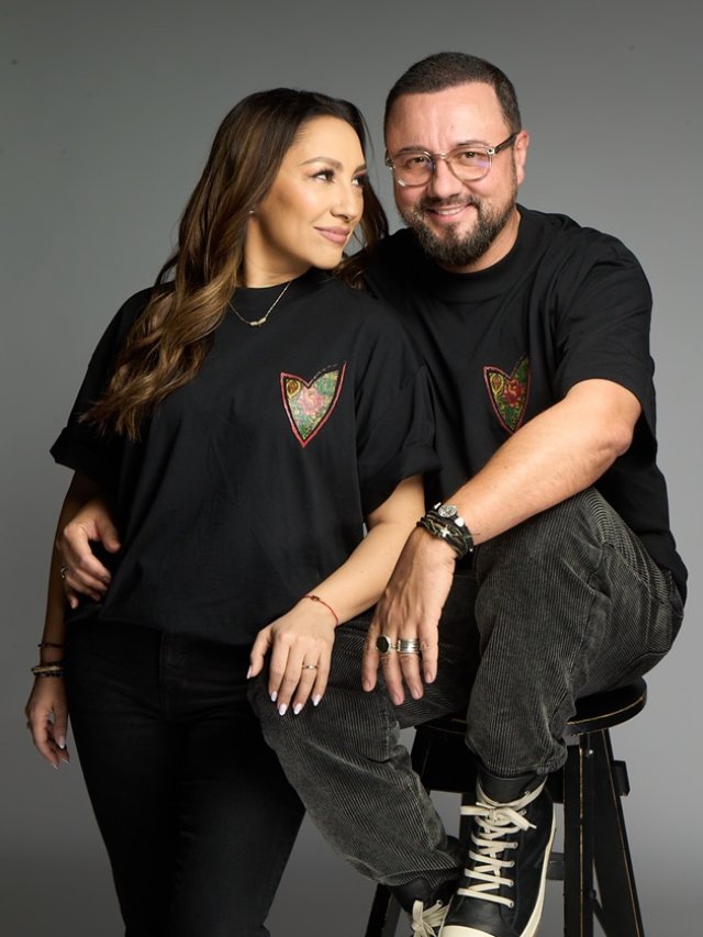 piesele-vestimentare-reinterpretează-într-un-mod-modern-elemente-din-ținutele-tradiționale-românești. Soțul și copiii ei au pozat în hainele din colecție