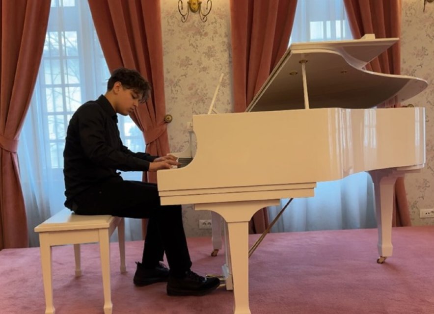 Fiul Elenei Gheorghe i-a cucerit pe fanii mamei sale. Nicholas are 14 ani și cântă impecabil la pian. Talentul muzical este moștenire de familie