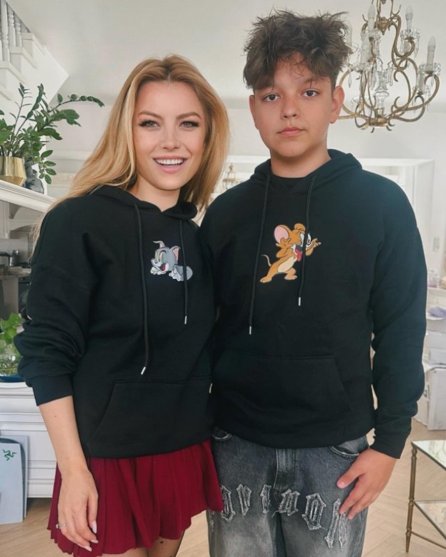 Fiul Elenei Gheorghe i-a cucerit pe fanii mamei sale. Nicholas are 14 ani și cântă impecabil la pian. Artista susține că ambii ei copii au ureche muzicală