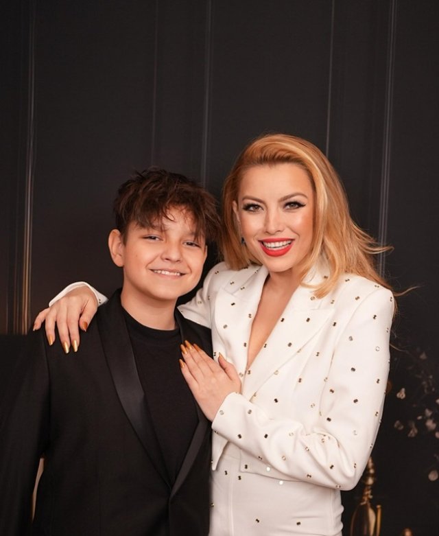 Fiul Elenei Gheorghe i-a cucerit pe fanii mamei sale. Nicholas are 14 ani și cântă impecabil la pian. Vedeta este mândră de reușitele băiatului ei