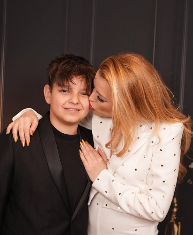 Fiul Elenei Gheorghe i-a cucerit pe fanii mamei sale. Nicholas are 14 ani și cântă impecabil la pian. Ea și soțul ei își lasă copiii să își aleagă singuri drumul în viață