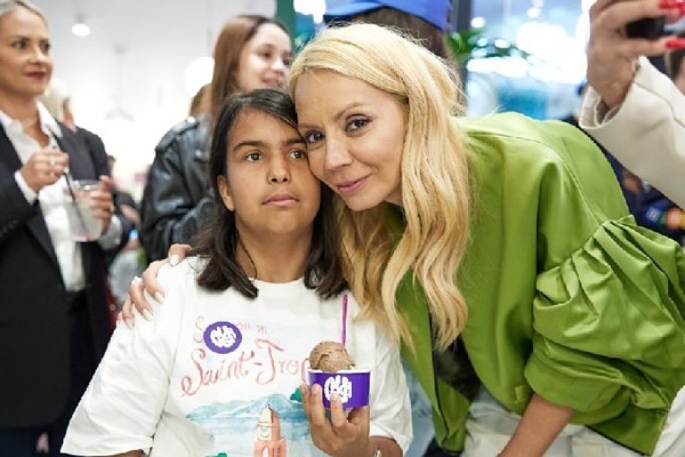 Daciana Sârbu este o mamă strictă? Fosta soție a lui Victor Ponta nu îi dă telefon performant fiicei sale adoptive.