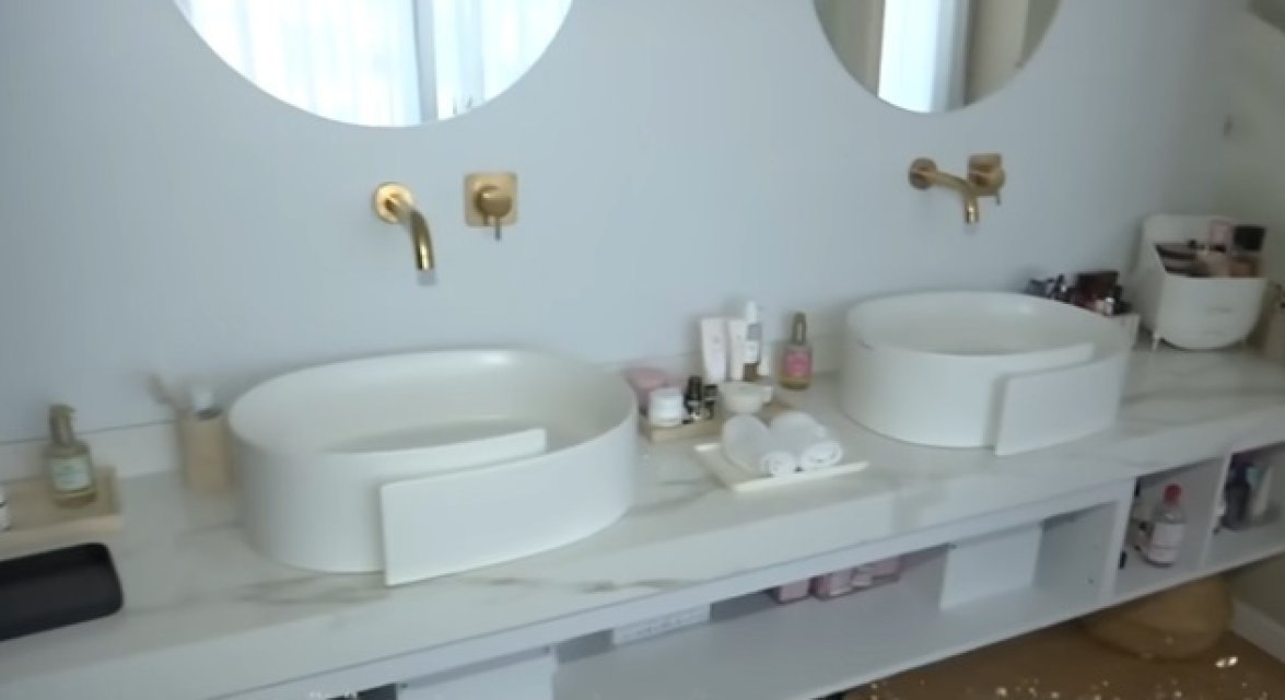 Ce se întâmplă cu vila de 4 milioane de euro în care au locuit Andreea Popescu și Rareș Cojoc. Detalii mai puțin cunoscute despre familia lui. Familia are acasă saună și cinema privat