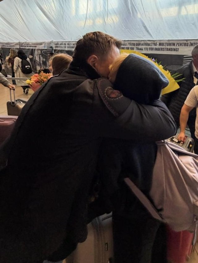 „Gata! Au venit! Suntem împreună”, soția și copiii lui Horia Brenciu au revenit în România, după ce au rămas blocați în Malaezia. Cântărețul i-a așteptat cu flori pe aeroport