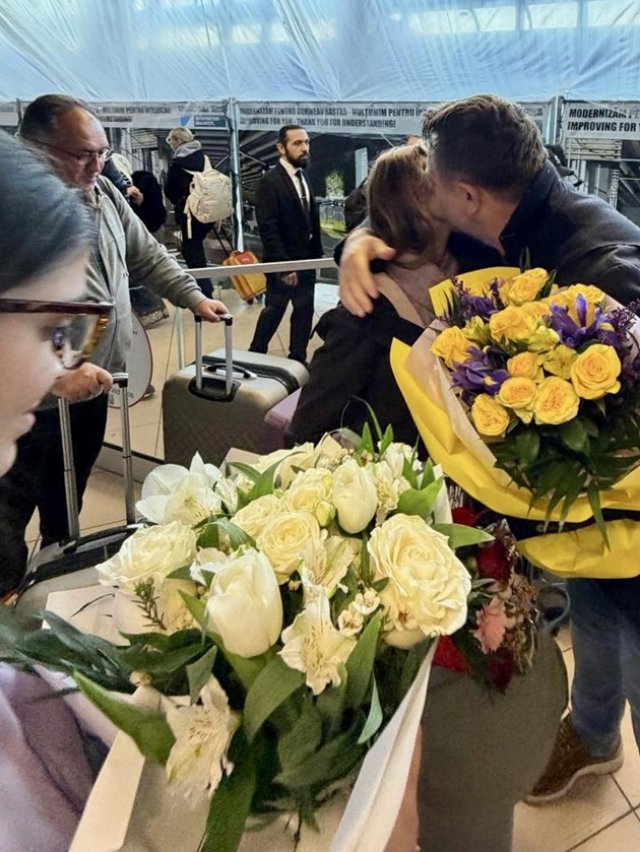 „Gata! Au venit! Suntem împreună”, soția și copiii lui Horia Brenciu au revenit în România, după ce au rămas blocați în Malaezia. Acum toată familia este acasă