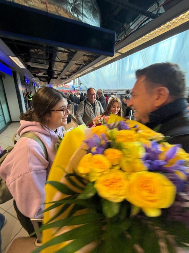 „Gata! Au venit! Suntem împreună”, soția și copiii lui Horia Brenciu au revenit în România, după ce au rămas blocați în Malaezia, din cauza restricțiilor de trafic aerian