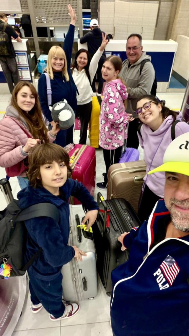 „Gata! Au venit! Suntem împreună”, soția și copiii lui Horia Brenciu au revenit în România, după ce au rămas blocați în Malaezia. Cântărețul s-a întors mai devreme în țară pentru a-și susține concertele