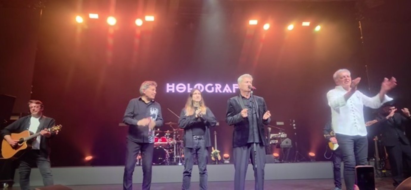 Moment extrem de emoționant la concertul trupei Holograf. Fiul regretatului Mugurel Vrabete a urcat pe scenă, alături de colegii tatălui său