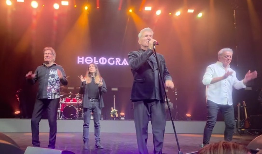 Moment extrem de emoționant la concertul trupei Holograf. Fiul regretatului Mugurel Vrabete a urcat pe scenă. Victor Vrabete a moștenit talentul tatălui său