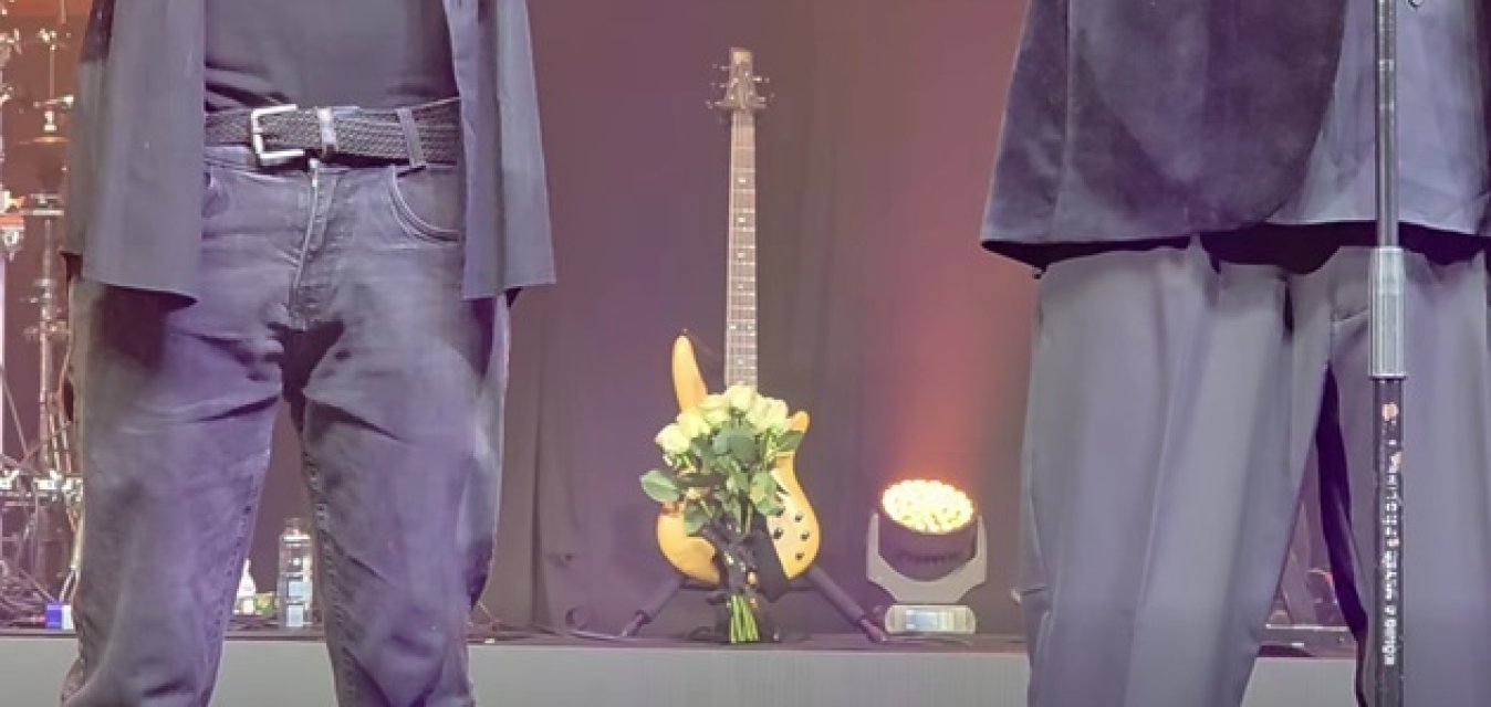 Moment extrem de emoționant la concertul trupei Holograf. Fiul regretatului Mugurel Vrabete a urcat pe scenă. Chitara artistului a stat pe scenă la loc de cinste