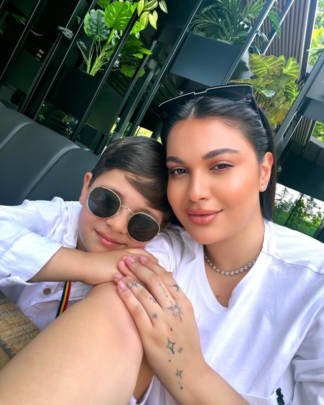 Reacția lui Betty Salam după ce a fost acuzată că și-a lăsat fiul în grija tatălui: „Decizia îi aparține copilului”. Cântăreața susține că băiatul ei a vrut să stea la tată