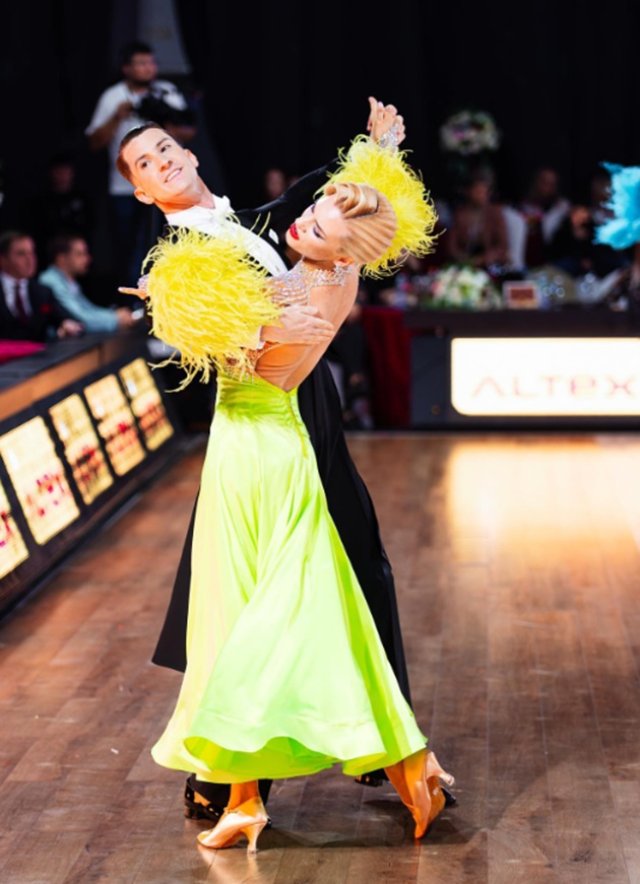 Cine este femeia nelipsită din viața lui Rareș Cojoc. Andreea Popescu susține că și-ar fi „împărțit” soțul cu ea. Fosta soție a dansatorului prinsese încredere în el