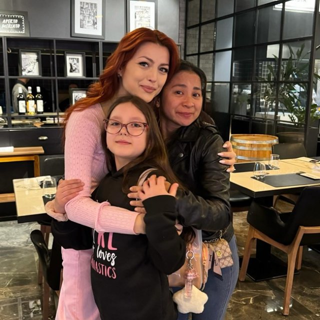 Elena Gheorghe a făcut anunțul despărțirii în lacrimi. "Astăzi ne luăm rămas bun". Bona filipineză a plecat din casa lor după 7 ani