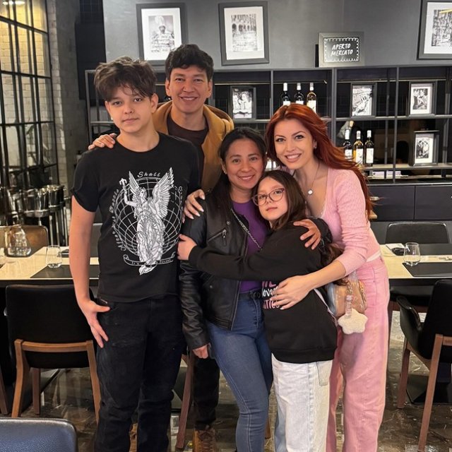 Elena Gheorghe a făcut anunțul despărțirii în lacrimi. "Astăzi ne luăm rămas bun". Între bona copiiilor și familia vedetei s-a creat o legătură specială