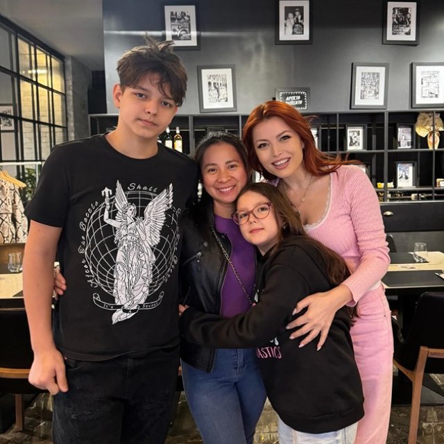 Elena Gheorghe a făcut anunțul despărțirii în lacrimi. "Astăzi ne luăm rămas bun". Artista și familia ei au avut parte de o ultimă ieșire la restaurant cu femeia care a avut grijă de copiii și de casa lor