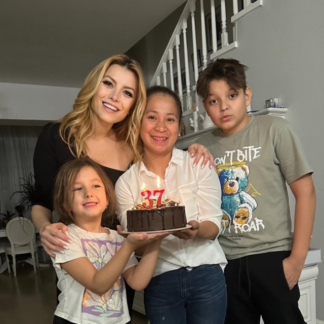 Elena Gheorghe a făcut anunțul despărțirii în lacrimi. "Astăzi ne luăm rămas bun". Cântăreața le-a povestit fanilor că regretă plecarea bonei