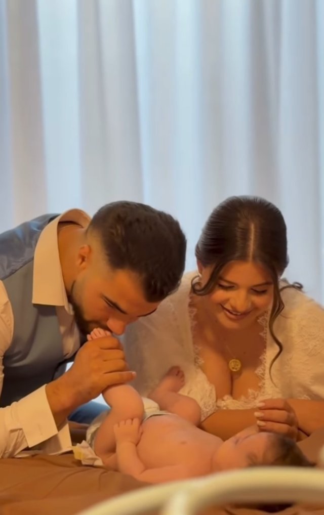 Denisa și Iancu Sterp, ținta comentariilor răutăcioase după ce și-au binecuvântat copilul în altă religie și nu l-au mai botezat creștinește. "Copilul ăsta e păgân". Denisa Sterp a încercat să explice decizia