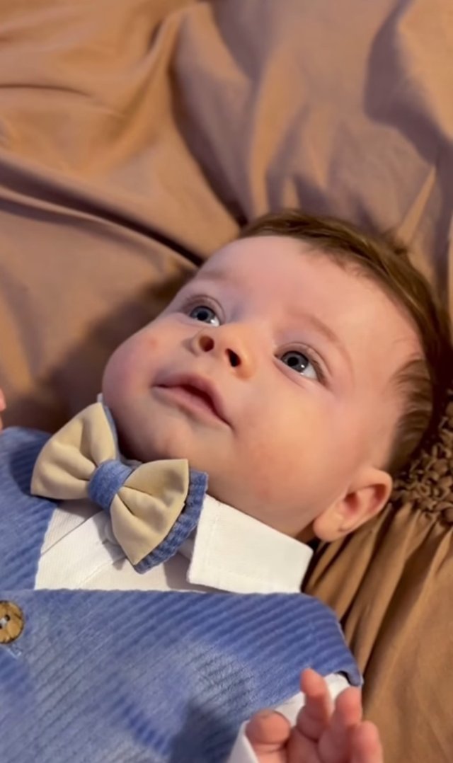 Denisa și Iancu Sterp, ținta comentariilor răutăcioase după ce și-au binecuvântat copilul în altă religie și nu l-au mai botezat creștinește. "Copilul ăsta e păgân". Internauții i-au judecat aspru pe cei doi părinți