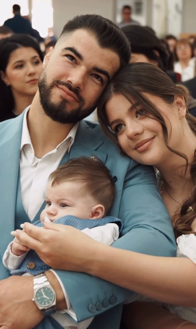 Denisa și Iancu Sterp, ținta comentariilor răutăcioase după ce și-au binecuvântat copilul în altă religie și nu l-au mai botezat creștinește. "Copilul ăsta e păgân". Imaginile cu ei într-o altă biserică au stârnit controverse