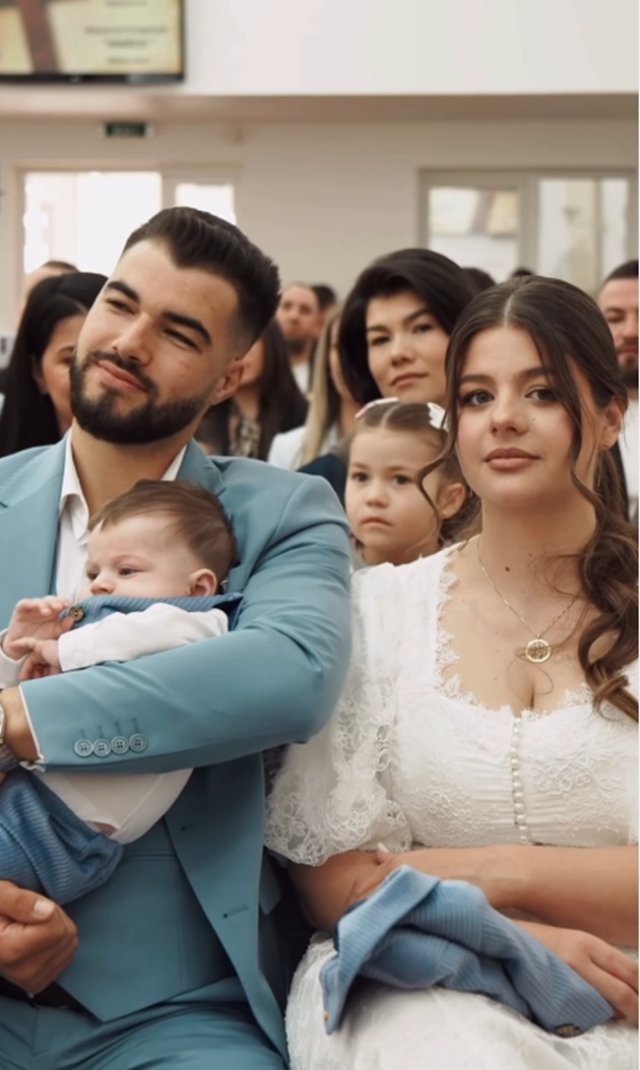 Denisa și Iancu Sterp, ținta comentariilor răutăcioase după ce și-au binecuvântat copilul în altă religie și nu l-au mai botezat creștinește. "Copilul ăsta e păgân". Unele mesaje au fost de-a dreptul șocante