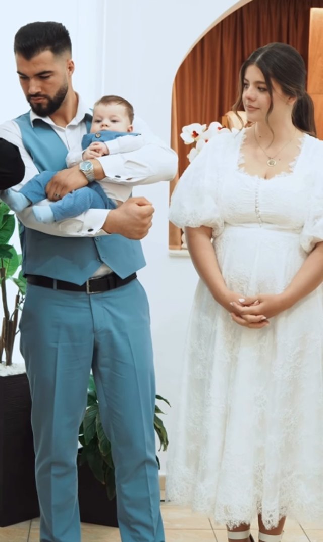 Denisa și Iancu Sterp, ținta comentariilor răutăcioase după ce și-au binecuvântat copilul în altă religie și nu l-au mai botezat creștinește. "Copilul ăsta e păgân". Cei doi soți nu au confirmat oficial o schimbare de confesiune