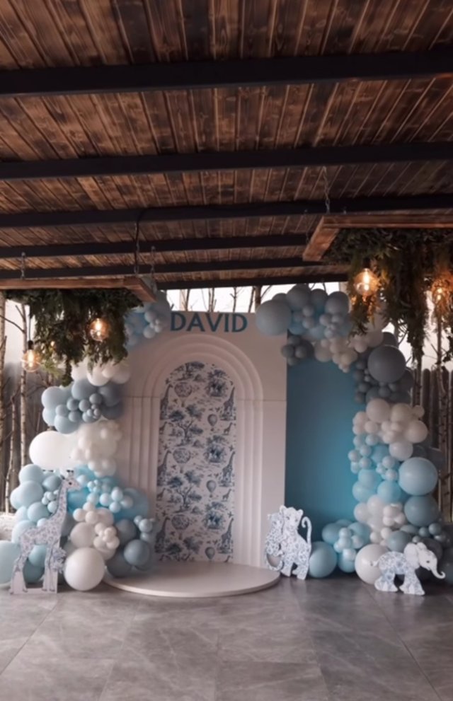 Denisa și Iancu Sterp, ținta comentariilor răutăcioase după ce și-au binecuvântat copilul în altă religie și nu l-au mai botezat creștinește. "Copilul ăsta e păgân". Apropiații familiei au petrecut după la restaurant