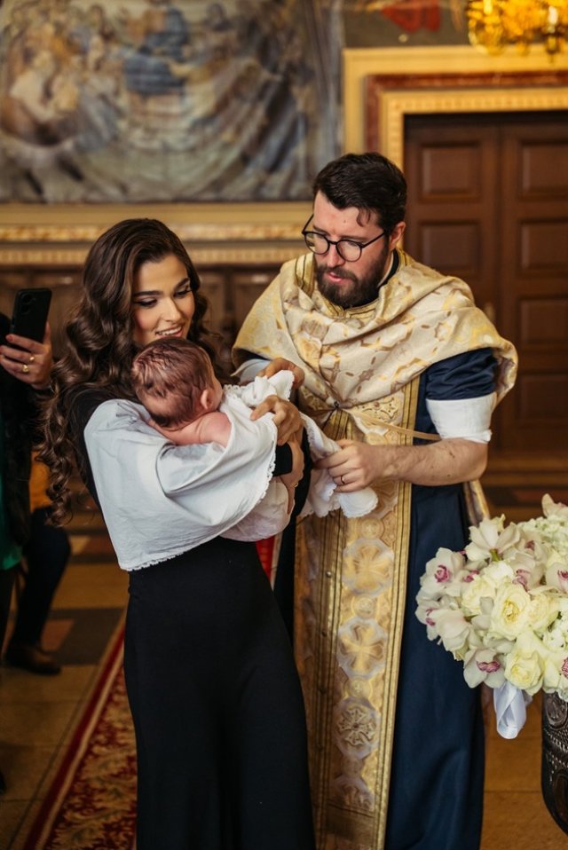 Theo Rose și Anghel Damian, părinți spirituali pentru fetița Laurei Țoc. Primele imagini de la botez. Aceștia au fost și nași de cununie pentru artistă și soțul ei