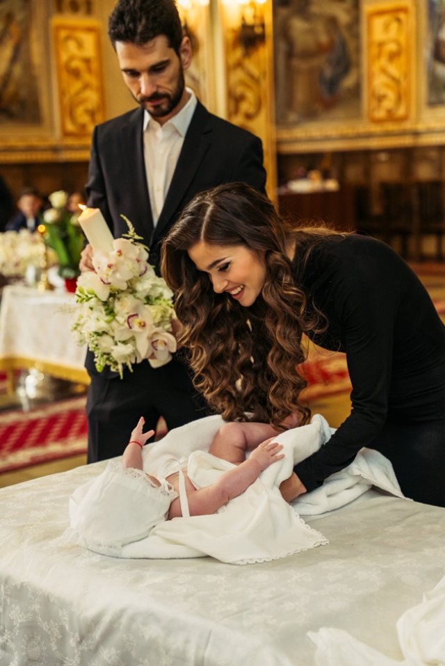 Theo Rose și Anghel Damian, părinți spirituali pentru fetița Laurei Țoc. Primele imagini de la botez. Cântăreața a publicat imagini cu nașii de botez ai fiicei sale