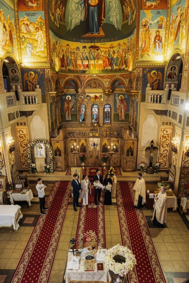 Theo Rose și Anghel Damian, părinți spirituali pentru fetița Laurei Țoc. Primele imagini de la botez. Artista și regizorul au și ei un fiu