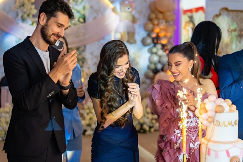 Theo Rose și Anghel Damian, părinți spirituali pentru fetița Laurei Țoc. Primele imagini de la botez. Cei doi vor o familie numeroasă