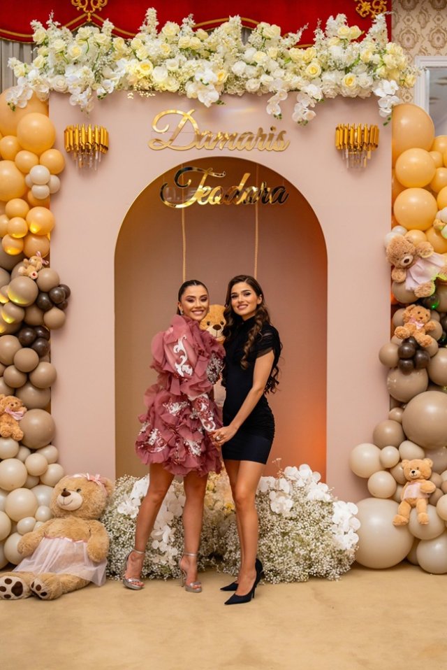 Theo Rose și Anghel Damian, părinți spirituali pentru fetița Laurei Țoc. Primele imagini de la botez. Prietenia dintre cele două cântărețe a devenit mai profundă