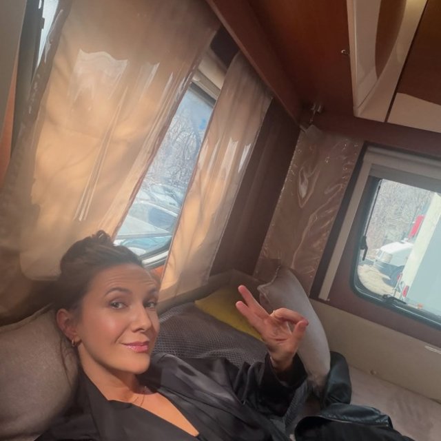 Adela Popescu revine la "prima ei iubire". Va fi colegă de platou cu Tudor Chirilă și Dragoș Bucur. Fanii nu au uitat de serialele cu ea de la începutul anilor 2000