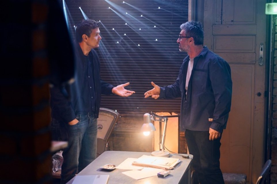 Adela Popescu revine la "prima ei iubire". Va fi colegă de platou cu Tudor Chirilă și Dragoș Bucur. Serialul se numește Trafic