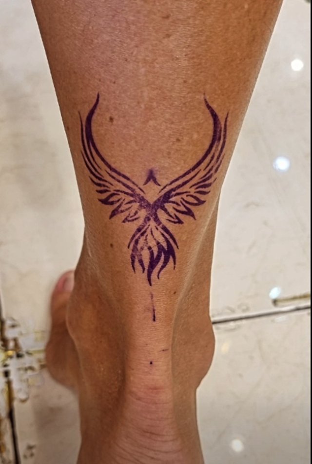 Anca Țurcașiu a ajuns ținta comentariilor negative după ce a decis să-și facă un nou tatuaj la 55 de ani. "Pici în grotesc". Ea și partenerul își fac un tatuaj nou în fiecare vacanță