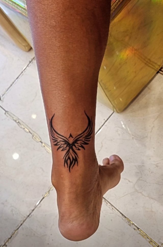 Anca Țurcașiu a ajuns ținta comentariilor negative după ce a decis să-și facă un nou tatuaj la 55 de ani. "Pici în grotesc". Unii dintre fanii ei consideră că tatuajele nu i se potrivesc