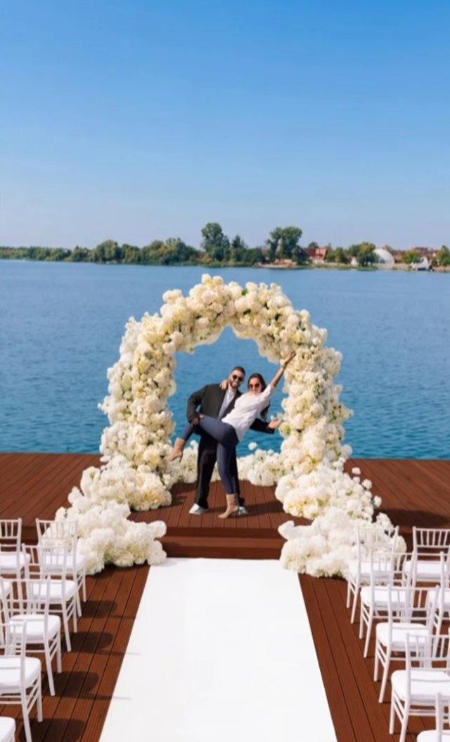 E oficial! Dorian Popa se însoară. Ce decor a dorit aleasa lui pentru ziua cea mare. Nunta lor va fi înfrumusețată de 25 de mii de trandafiri albi