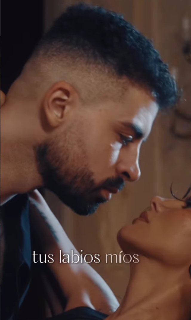 Cine este noul iubit al Ramonei Olaru. Primele imagini cu mai tânărul grec care a cucerit-o. Vedeta va apărea în videoclipul lui