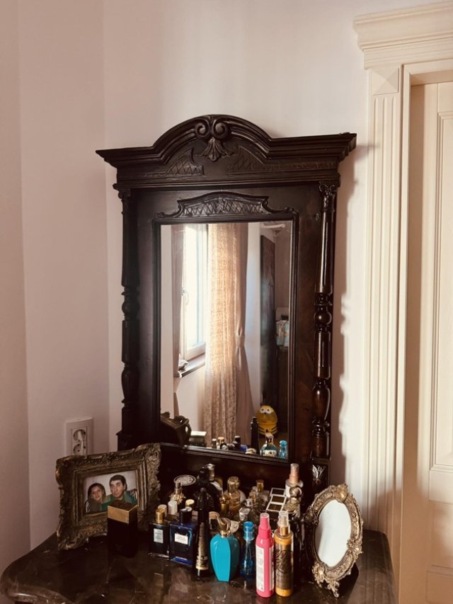 Mara Bănică trăiește pe picior mare într-o vilă de lux din centrul Bucureștiului. Cum arată casa-muzeu a jurnalistei. Are o oglindă vintage pe care i-a recondiționat-o tatăl ei