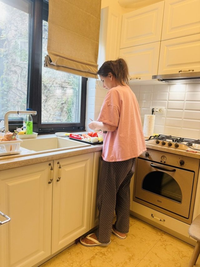 Mara Bănică trăiește pe picior mare într-o vilă de lux din centrul Bucureștiului. Cum arată casa-muzeu a jurnalistei. Are televizor în fiecare cameră