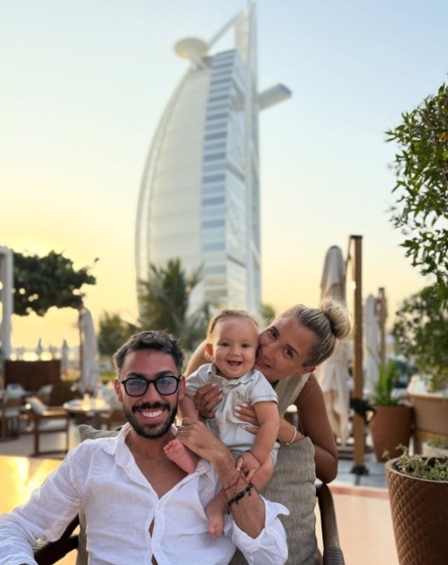 Armin Nicoară și soția sa pregătesc o petrecere de pomină pentru fiul lor. Amir împlinește 1 an. Se vor distra la un restaurant din Timișoara