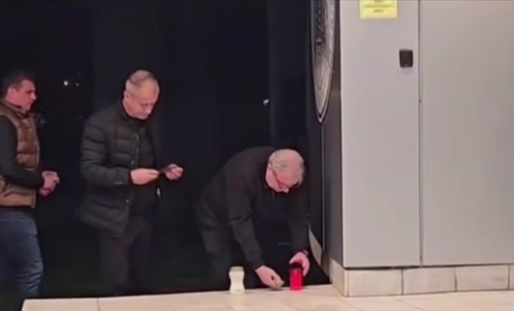 Răzvan Lucescu și mama lui au fost alături de Mircea Lucescu în ultimele clipe de viață. Imaginile durerii de la Spitalul Universitar. Apropiații i-au aprins lumânări în fața spitalului