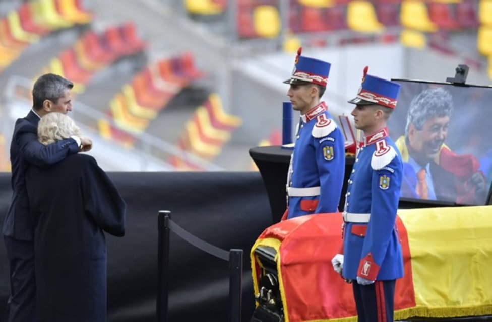 Respectul este moștenire de familie în neamul Lucescu. Ce valori a preluat Răzvan Lucescu de la tatăl său și le-a predat mai departe copiilor și nepoților. Nu a fost un tată dur