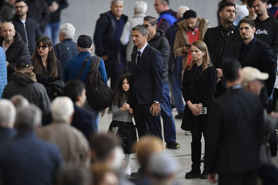 Respectul este moștenire de familie în neamul Lucescu. Ce valori a preluat Răzvan Lucescu de la tatăl său și le-a predat mai departe copiilor și nepoților. Antrenorul avea cinci strănepoți