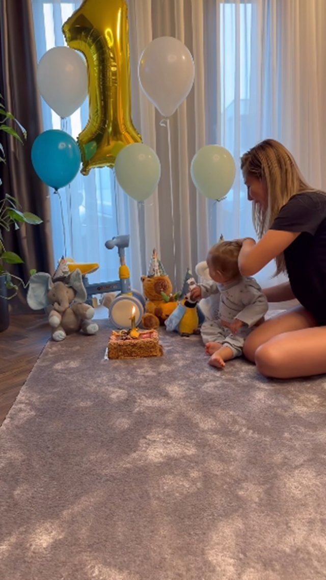 Fiul Claudiei Puican a împlinit un an și vedeta a postat un video adorabil cu micuțul. Fanii au observat imediat că Armin Nicoară lipsește. „De ce iar singură”. Ulterior cei doi au apărut împreună