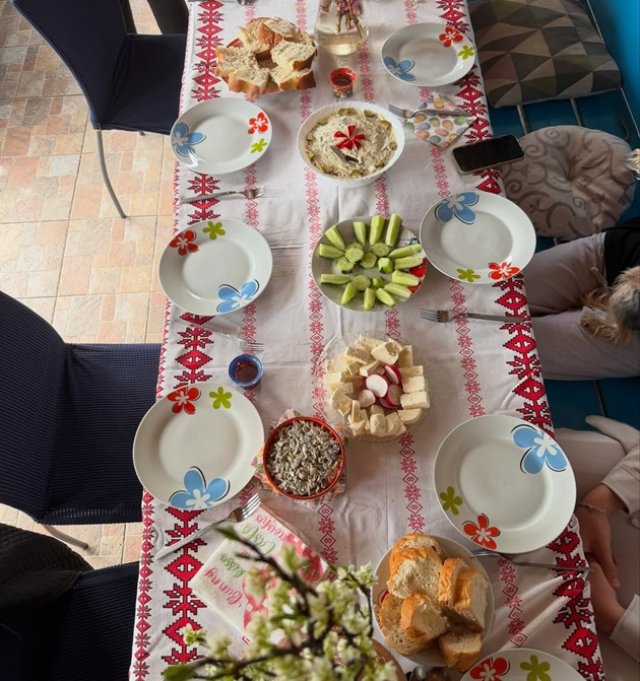 Adela Popescu și Radu Vâlcan, sărbători de vis la Șușani. „Am avut casa plină”. Au dus mâncarea la biserică pentru a fi sfințită