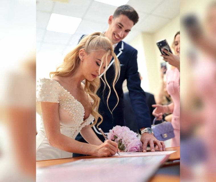 Andreea Bălan și Victor Cornea, cununie civilă în secret. Au devenit soț și soție doar în prezența apropiaților. Tenismenul a optat pentru un costum bleumarin