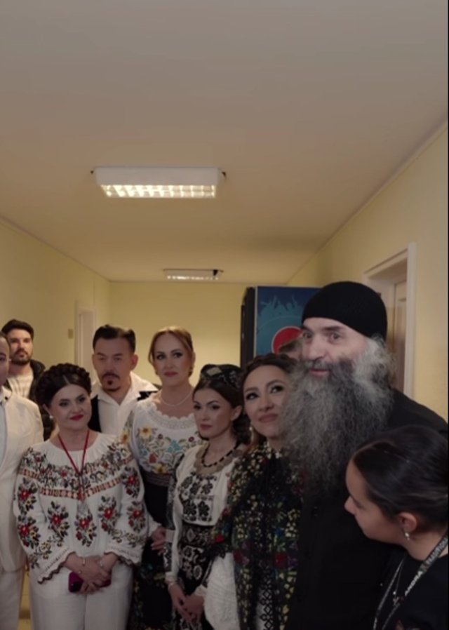 Andra Măruță a avut parte de o surpriză de proporții înainte de concertul "Tradițional". A spus rugăciunea "Tatăl nostru" în culise, alături de părintele Pimen Vlad. Apoi a scris un mesaj emoționant în online