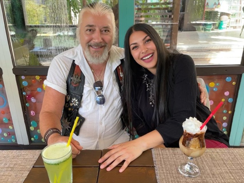 Medana Oprea, mesaj și poezie deosebită în amintirea marelui Nicu Covaci, care ar fi împlinit 79 de ani. "Astăzi, cântă îngerilor, cu aceeași chitară care a spus lumii povești". Era născut pe 19 aprilie 1974